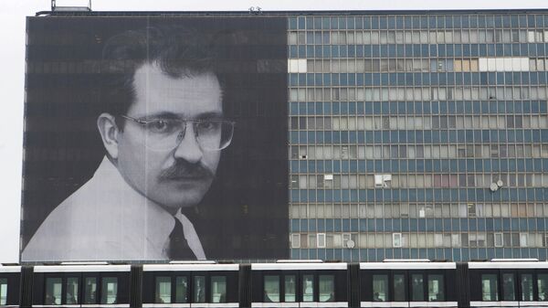 Плакат с изображением В. Листьева вывешен на здании телецентра Останкино