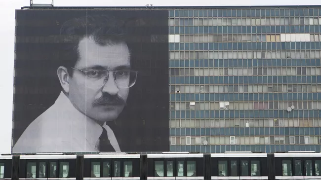 Плакат с изображением В. Листьева вывешен на здании телецентра Останкино