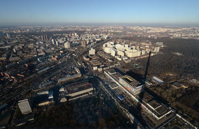 Вид на телецентр Останкино с Останкинской телебашни в Москве