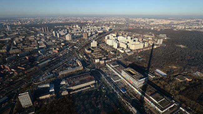 Вид на телецентр Останкино с Останкинской телебашни в Москве