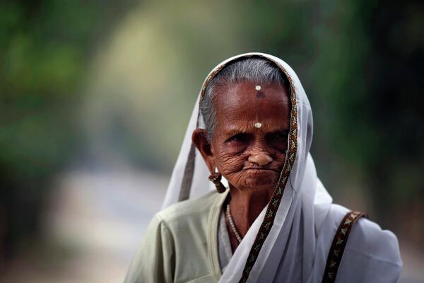 Женщина после голосования на выборах в парламент Индии