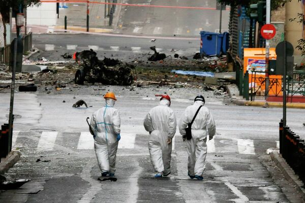 Сотрудники спецслужб на месте взрыва в центре Афин