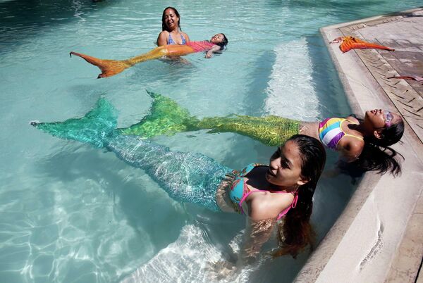 Инструктор филиппинской Mermaid Swimming Academy преподает урок плавания в моноластах