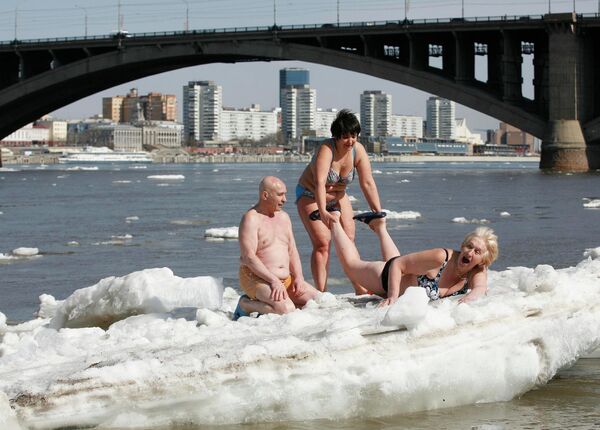 Члены клуба моржей на льдине на берегу реки Енисей в Красноярске