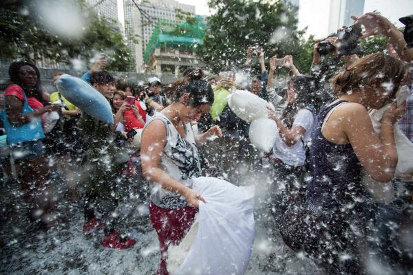 Международный день битвы подушками в Гонконге