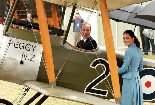 Принц Уильям со своей женой герцогиней Кембриджской Кейт во время поездки в Новую Зеландию