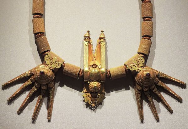 Экспонат выставки Индия: Драгоценности, покорившие мир: свадебное ожерелье (XIX век). Коллекция Amrapali Jewels