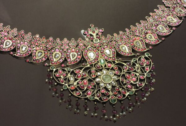 Экспонат выставки Индия: Драгоценности, покорившие мир: ожерелье «манго мала» (XIX век). Коллекция Халили, Лондон.