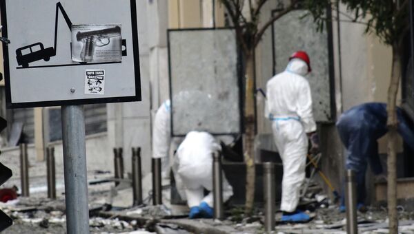 На месте взрыва в центре Афин 10 апреля 2014