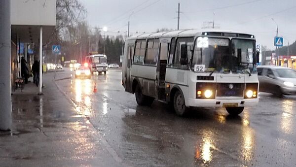 Водитель маршрутки в Томске зажал бабушку дверьми - и та выпала