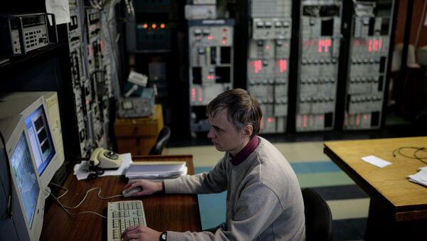 Сотрудник научного центра во время работы в Институте ядерной физики имени Г.И. Будкера в Новосибирске. Архивное фото