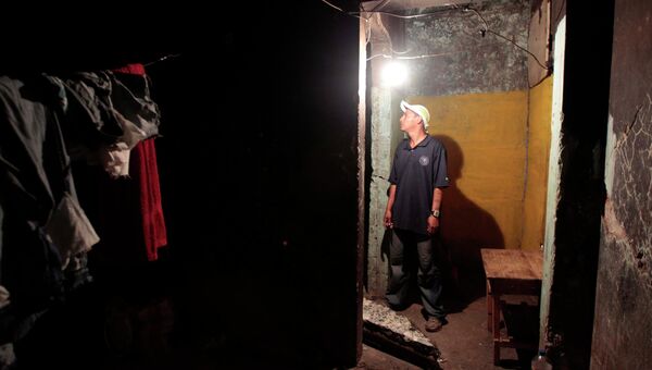 Мужчина осматривает повреждения здания, полученные в результате землетрясения в Манагуа