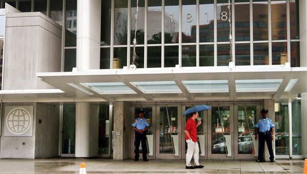 Вход в главное здание Международного валютного фонда в Вашингтоне, архивное фото