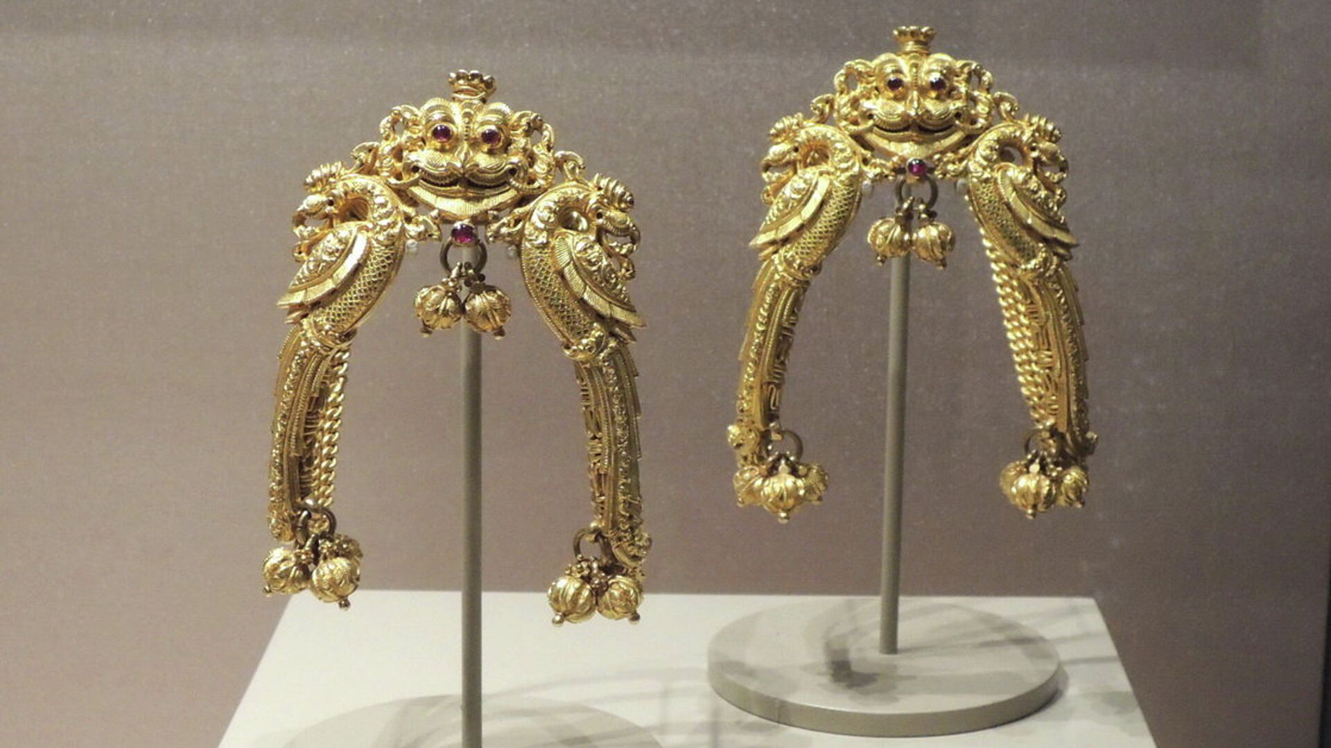 Έκθεση της έκθεσης Ινδία: Κοσμήματα που κατέκτησαν τον κόσμο - Βραχιόλια ώμου Vanka (μέχρι το 1765). Μουσείο Victoria and Albert, Λονδίνο - RIA Novosti, 1920, 13/05/2023