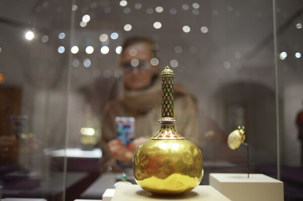 Посетительница рассматривает экспонаты выставки Индия: Драгоценности, покорившие мир в выставочном зале Успенской звонницы в Москве