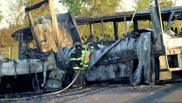 Пожарные работают на месте ДТП с участием автобуса недалеко от американского города Орланд, штат Калифорния