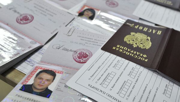 Оформление паспортов граждан РФ жителям Крыма, архивное фото