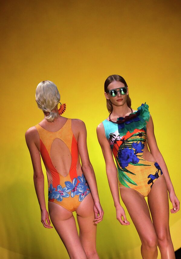 Показ коллекции Salinas во время Fashion Rio шоу в Рио-де-Жанейро