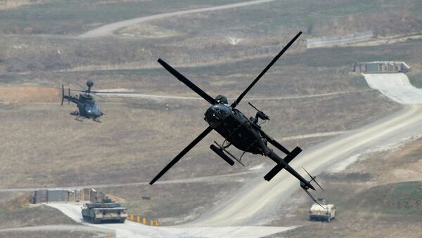 Американский боевой вертолет во время совместных учений вооруженных сил Южной Кореи и США