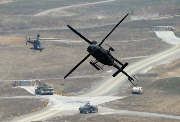 Американский боевой вертолет во время совместных учений вооруженных сил Южной Кореи и США
