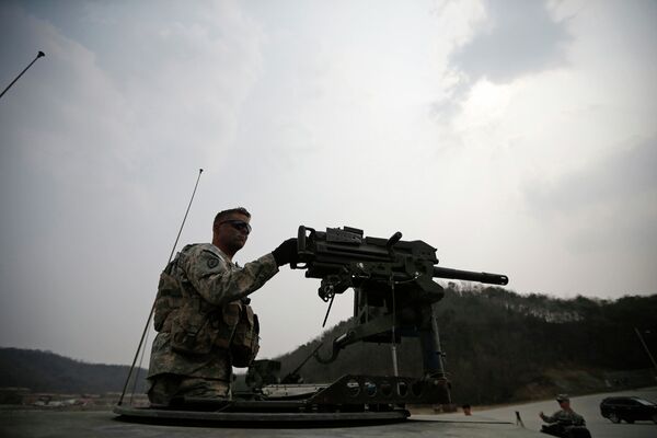 Американский военный на бронетранспортере во время совместных учений вооруженных сил Южной Кореи и США
