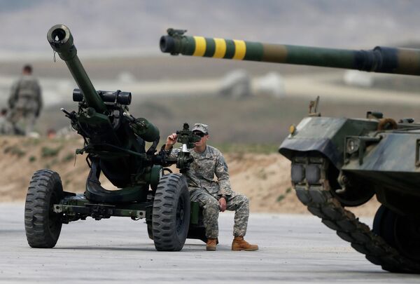 Американский военный сидит на пушке во время совместных учений вооруженных сил Южной Кореи и США