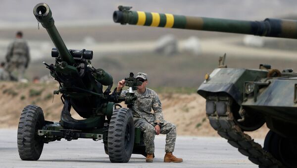 Американский военный сидит на пушке во время совместных учений вооруженных сил Южной Кореи и США