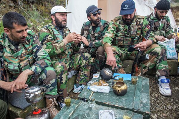 Ополченцы пьют мате возле захваченного исламистами города Кесаб