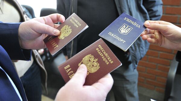 Получение паспортов Российской Федерации в паспортно-визовом центре Москвы. Архивное фото