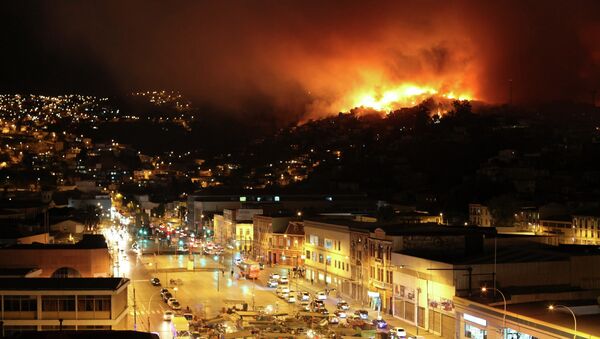 Значительная часть Вальпараисо затянута дымом, а мощные пожары полыхают буквально рядом с городом и даже внутри городской черты. Фото с места событий