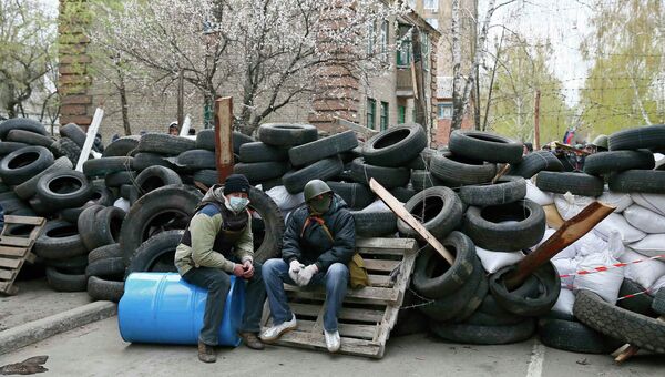 Сторонники федерализации Украины на баррикадах в Славянске, 13 апреля 2014