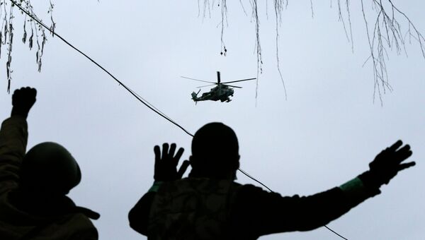 Вертолет пролетает над людьми в Славянске, 13 апреля 2014