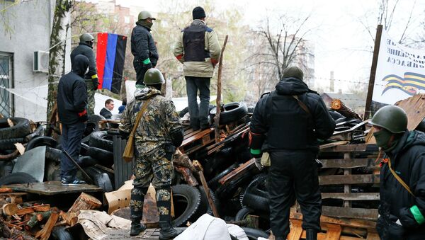 Баррикада, сооруженная сторонниками федерализации Украины в Славянске, 13 апреля 2014