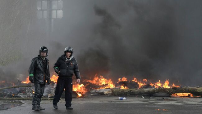 На месте спецоперации в городе Славянске Донецкой области, 13 апреля 2014.