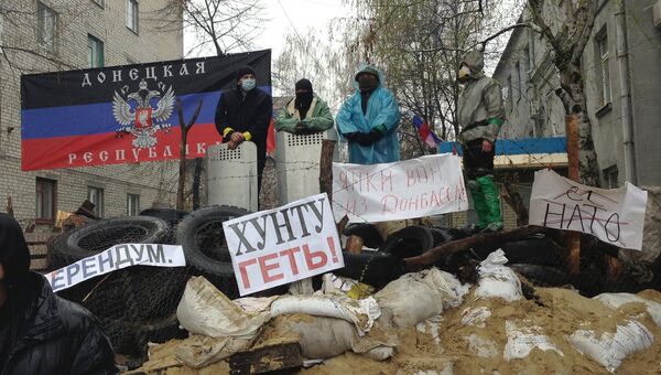 Сторонники референдума за федерализацию Украины в городе Славянске Донецкой области