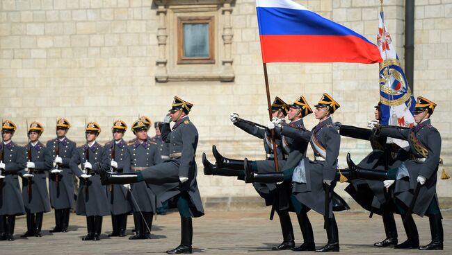 Церемония развода пеших и конных караулов Президентского полка. Архив