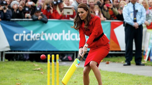 Герцогиня Кембриджская Кэтрин играет в крикет перед началом мемориальной службы по жертвам землетрясения в новозеландском Крайстчерче. Архивное фото