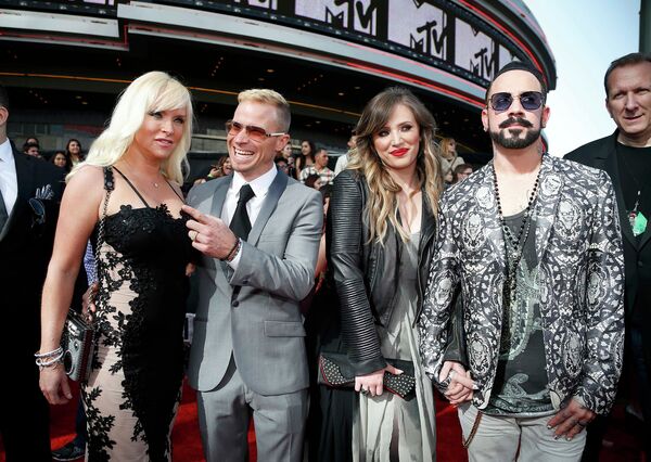 Музыканты, участники группы Backstreet Boys Брайан Литтрелл и Эй Джей МакЛин с женами на церемонии вручения премии MTV Movie Awards