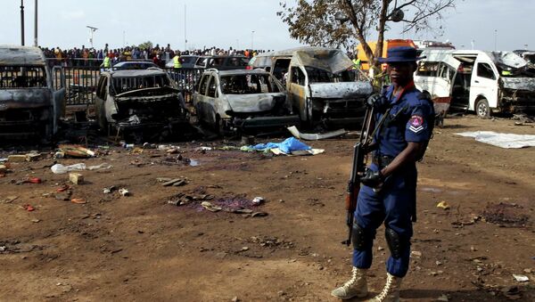 Полицейский на месте теракта в Абудже, Нигерия