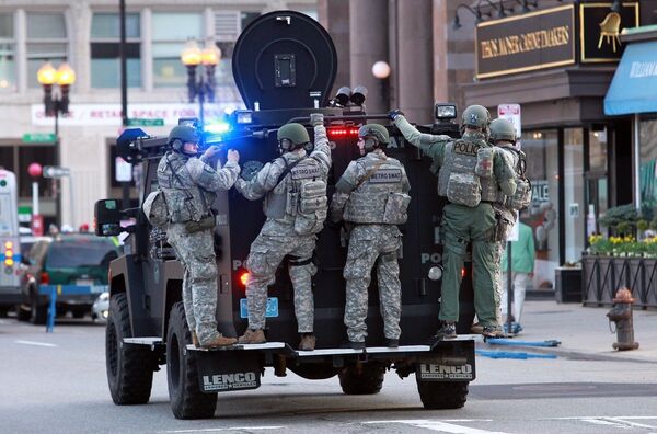 Полицейские на месте терактов во время Бостонского марафона