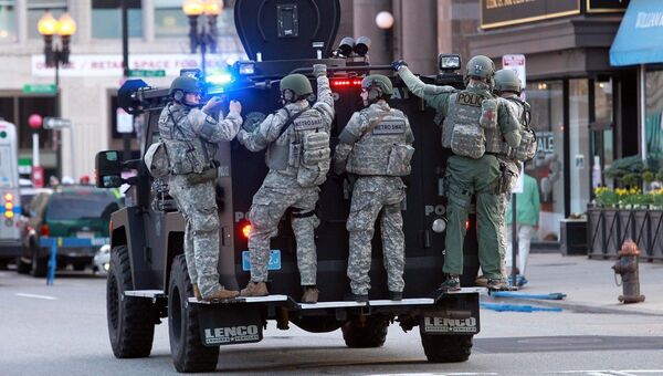 Полицейские на месте терактов во время Бостонского марафона