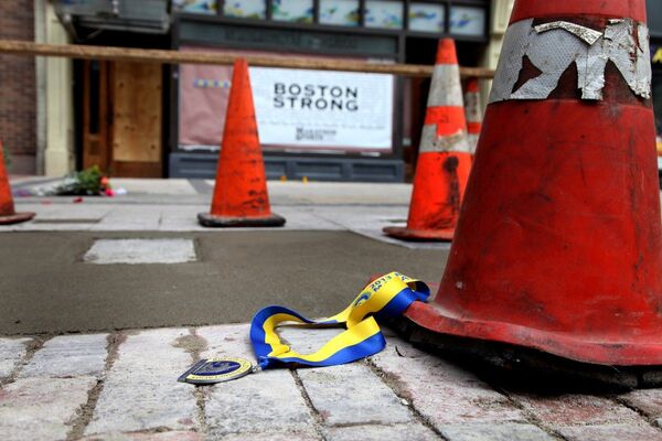 Место взрыва, произошедшего во время Бостонского марафона