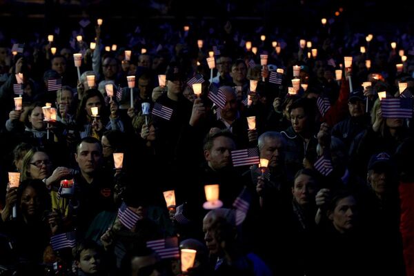 Жители Бостона во время минуты молчания в память о жертвах теракта