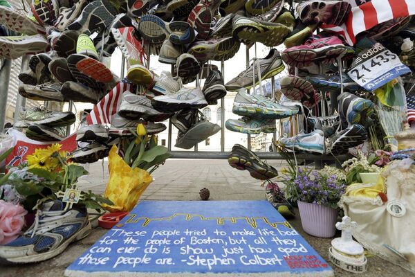 Импровизированный мемориал в память о погибших во время теракта в Бостоне