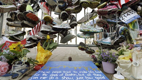 Импровизированный мемориал в память о погибших во время теракта в Бостоне