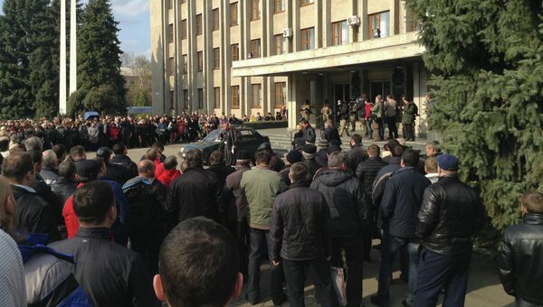 Собрание горожан на площади Октябрьской революции у здания городской администрации города Славянска Донецкой области