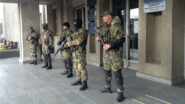 Сторонники референдума за федерализацию Украины у входа в здание городской администрации города Славянска Донецкой области. Архивное фото