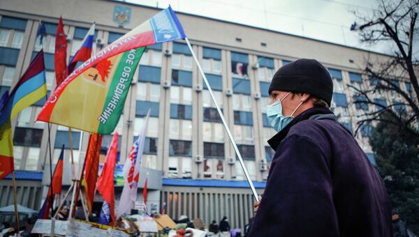 Сторонники федерализации Украины у здания СБУ в Луганске