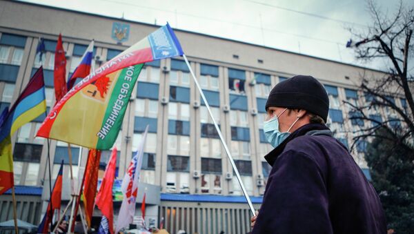 Сторонник федерализации Украины возле здания СБУ в Луганске