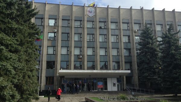 Здание горсовета Горловки с флагом Донецкой народной республики. Архивное фото